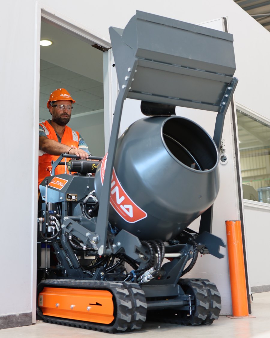 Alpina DUE attraversa una porta stretta: il varco è appena più largo dei cingoli