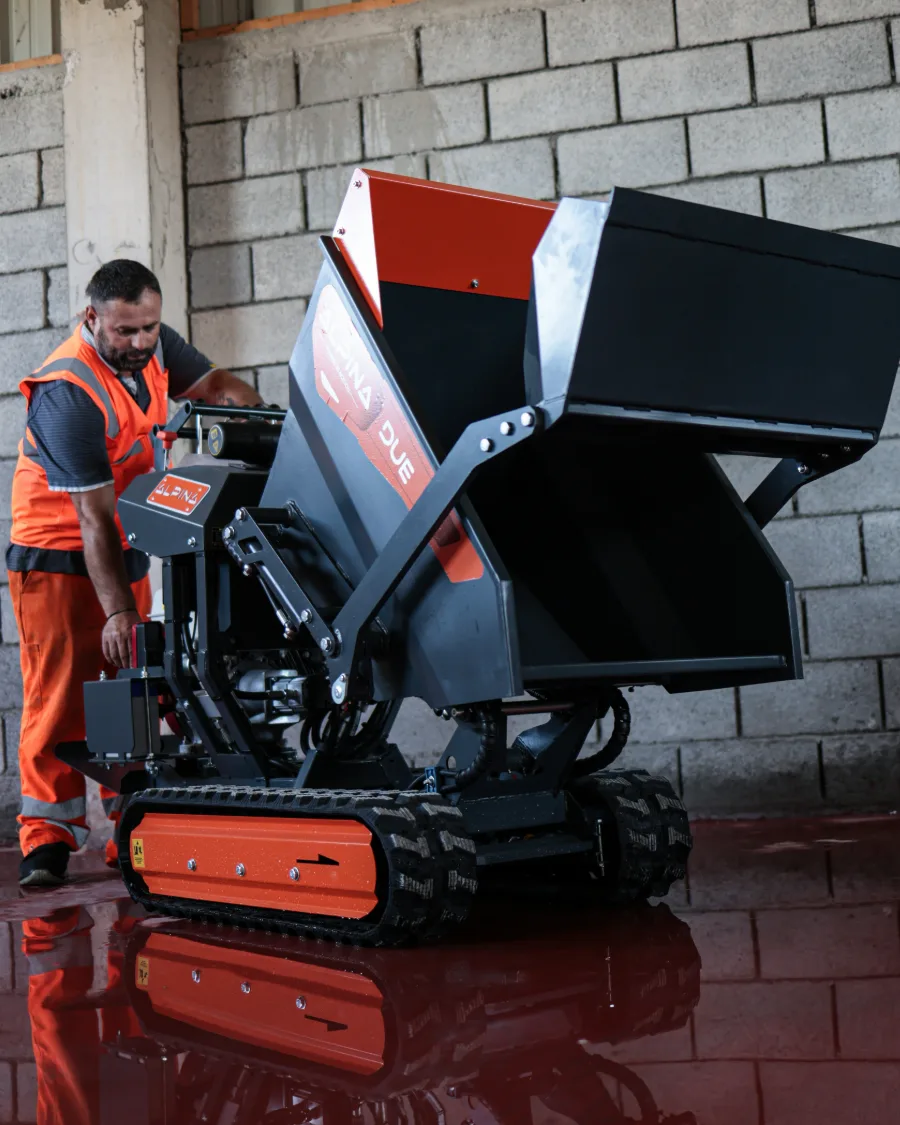 Alpina DUE dumper in officina durante il ribaltamento della vasca