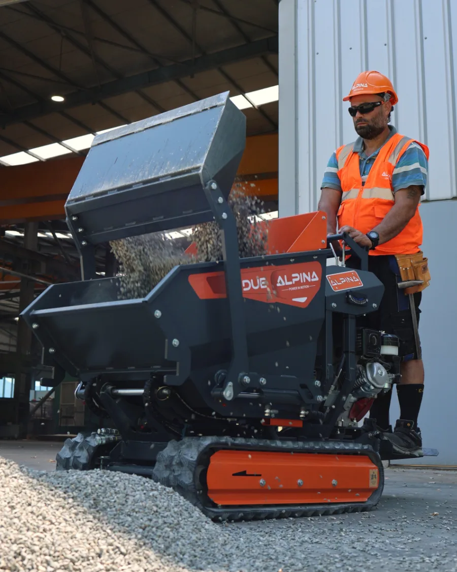 Alpina DUE dumper durante l&rsquo;autocaricamento di ghiaia in cantiere